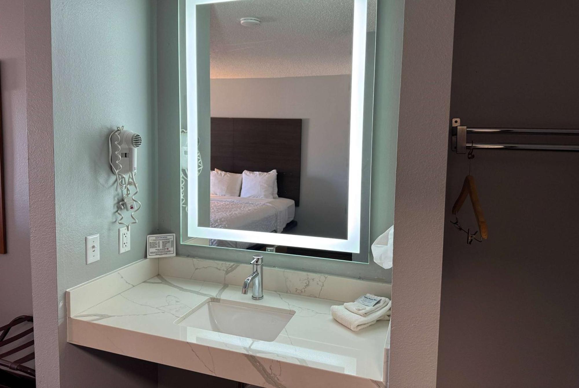 Americinn By Wyndham Columbus Wisconsin ภายนอก รูปภาพ